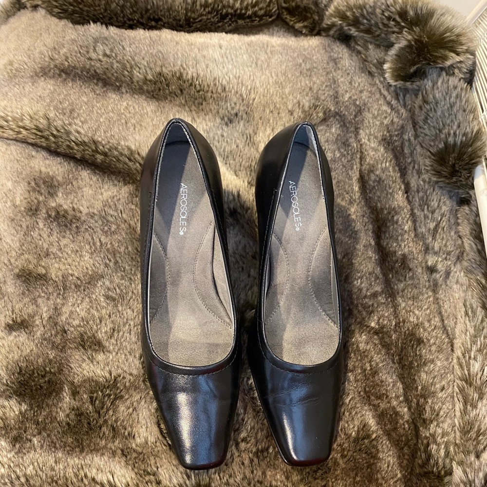 Women’s Black Aerosoles Envy leather heels - sz 7
